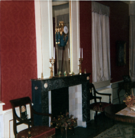 Bekijk detail van "De rode salon in het gerenoveerde Drostenhuis."