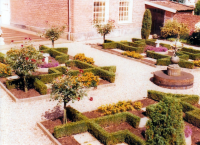 Bekijk detail van "De fraai aangelegde Franse tuin aan de achterzijde van het Drostenhuis."