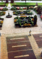 Bekijk detail van "De fraai aangelegde Franse tuin aan de achterzijde van het Drostenhuis."