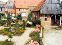 Bekijk detail van "De fraai aangelegde Franse tuin aan de achterzijde van het Drostenhuis."