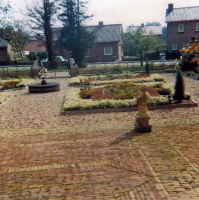 Bekijk detail van "De fraai aangelegde Franse tuin aan de achterzijde van het Drostenhuis."