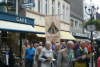 Bekijk detail van "Inwoners uit Ootmarsum nemen deel aan de Oost Twentse bedevaartprocessie in <span class="highlight">Kevelaer</span>."