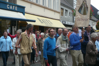 Bekijk detail van "Inwoners uit Ootmarsum nemen deel aan de Oost Twentse bedevaartprocessie in <span class="highlight">Kevelaer</span>."