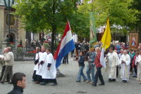 Bekijk detail van "Deelnemers aan de Oost Twentse bedevaartprocessie in <span class="highlight">Kevelaer</span>."