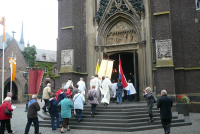 Bekijk detail van "Deelnemers aan de Oost Twentse bedevaartprocessie in <span class="highlight">Kevelaer</span> betreden de kerk."