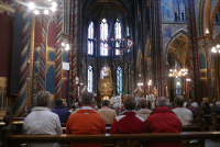 Bekijk detail van "Deelnemers aan de bedevaartprocessie in <span class="highlight">Kevelaer</span> tijdens de plechtige H. Mis in de kerk."