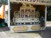 Bekijk detail van "Een draaiorgel van de familie Gigengack op het nostalgisch festijn op het Openluchtmuseum."