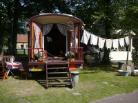 Bekijk detail van "Een oude woonwagen op het nostalgisch festijn op het Openluchtmuseum."