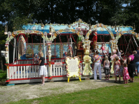 Bekijk detail van "Ouderwetse luchtschommels op het nostalgisch festijn op het Openluchtmuseum."