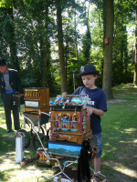 Bekijk detail van "Grote en kleine draaiorgels op het nostalgisch festijn op het Openluchtmuseum."