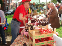 Bekijk detail van "Streekmarkt “Van Twentse Grond”: aardbeien uit <span class="highlight">Mander</span>."