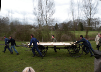 Bekijk detail van "De lege wagen wordt van de poaskamp (<span class="highlight">Paaskamp</span>) afgeduwd."