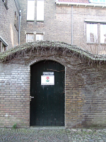 Bekijk detail van "Poort in kloostermuur."