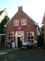 Bekijk detail van "Outletwinkel “Easy Get” aan de <span class="highlight">Kloosterstraat</span>."