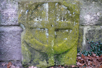 Bekijk detail van "Fragment van een zandstenen sarcofaagdeksel met afbeelding zonnerad en Keltisch kruis."