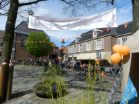 Bekijk detail van "Het Kerkplein feestelijk versierd voor koningsdag."