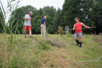 Bekijk detail van "Leden van de stichting Natuur en Milieu en vrijwilligers helpen bij het handmatig hooien van het weiland aan het Appellaantje."