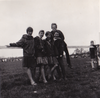 Bekijk detail van "Op Koninginnedag gezellig samen naar het <span class="highlight">voetbalveld</span>."