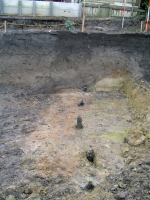 Bekijk detail van "Opgravingen op het kloosterrein door archeologen van het RAAP en de archeologischegroep Oldenzaal: beschoeiing van de voormalige gracht."