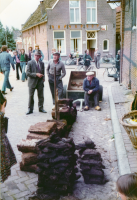 Bekijk detail van "Het <span class="highlight">turf</span> steken is een van de oude ambachten op de Siepelmarkt."