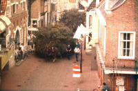 Bekijk detail van "De paaswagens met hoog opgeladen paashout rijden door de Marktstraat op weg naar de Poaskaamp (<span class="highlight">Paaskamp</span>)."