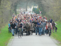 Bekijk detail van "Grote groep Ootmarsummers met de paaswagens lopend op weg naar het Springendal om paashout te halen."
