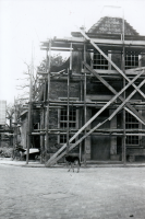 Bekijk detail van "Het Drostenhuis in de steigers."