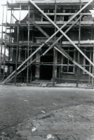 Bekijk detail van "Het Drostenhuis in de steigers."