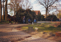 Bekijk detail van "Wagens met paashout op weg van het Springendal naar de paaswei."