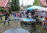 Bekijk detail van "De put op het Bergplein wordt schoongemaakt."