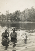 Bekijk detail van "Kinderen zwemmen in het frisse bronwater van de Janninkskolk op het Springendal."