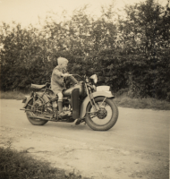 Bekijk detail van "Ben Wortelboer op de motor van zijn vader."