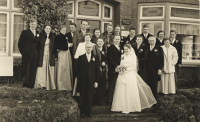 Bekijk detail van "Het bruidspaar Ben Wortelboer en Lucy Horsthuis te midden van familie voor het ouderlijk huis van de bruid."