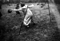 Bekijk detail van "Bezoek van de ouders aan het zomerkamp van de verkenners in Soest 1949: een partijtje voetbal."