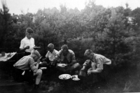 Bekijk detail van "Zomerkamp <span class="highlight">van</span> <span class="highlight">de</span> verkenners in Soest 1949: er kan gegeten worden!"