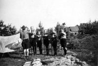 Bekijk detail van "Zomerkamp <span class="highlight">van</span> <span class="highlight">de</span> verkenners in Soest 1949: inspectie <span class="highlight">van</span> <span class="highlight">de</span> patrouille door leider Wim Polman."