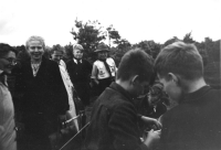 Bekijk detail van "Bezoek van de ouders aan het zomerkamp van de verkenners in Soest 1949."