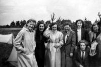 Bekijk detail van "Bezoek van de ouders aan het zomerkamp van de verkenners in Soest 1949."