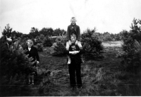 Bekijk detail van "Bezoek van de ouders aan het zomerkamp van de verkenners in Soest 1949."