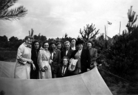 Bekijk detail van "Bezoek van de ouders aan het zomerkamp van de verkenners in Soest 1949."