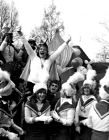 Bekijk detail van "Graaf Bob Boom met dansmarietjes en raad van Elf op de wagen van de Othmarpages in de carnavalsoptocht."
