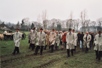 Bekijk detail van "Poaskearls en veel mannen uit Ootmarsum vertrekken voor het vlöggeln vanaf de Poaskaamp."