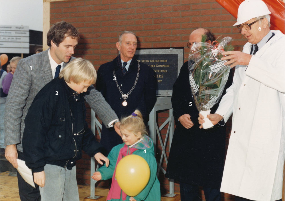 Bekijk detail van "HV13833: De Nieuwbouw van de Christelijke Nationale Basisschool 'De Kastanjehof', in Hardenberg."