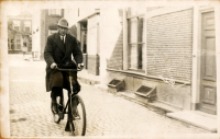 Bekijk detail van "Bakker Marinus Schulten op zijn fiets in de Schiltstraat."
