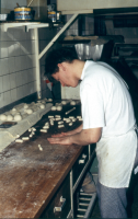 Bekijk detail van "In bakkerij Schulten wordt hard gewerkt om de ingrediënten voor de palmpasen te bakken."