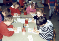 Bekijk detail van "Kleuters op de Jozefschool kleuren een kleurplaat voor Pasen."