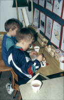 Bekijk detail van "Kleuters op de Jozefschool verven eieren voor Pasen."