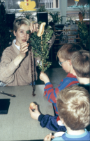 Bekijk detail van "Juffrouw Ilona tuigt met de kleuters op de Jozefschool een palmpasen op."