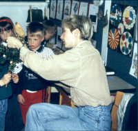 Bekijk detail van "Juffrouw Ilona tuigt met de kleuters op de Jozefschool een palmpasen op."