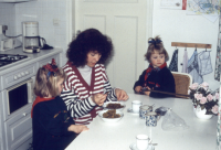 Bekijk detail van "Riet Brandehof en haar kinderen rijgen de rozijntjes voor de palmpasen."